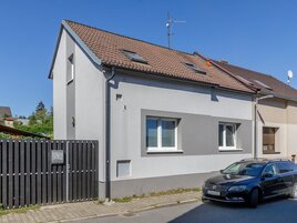 Zrekonstruovaný rodinný dům 4+1 (130 m²) se zahradou, bazénem a pergolou v Doksech u Kladna